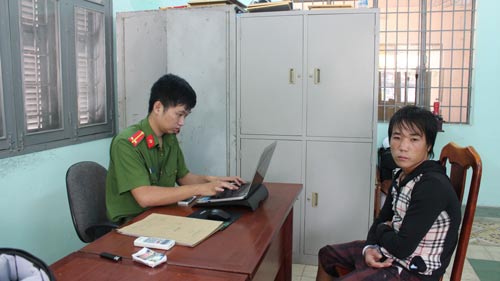 Bắt kẻ ngáo đá, chém công an bị thương