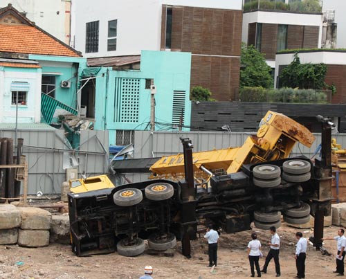 Cần cẩu đổ sập vào trường mầm non
