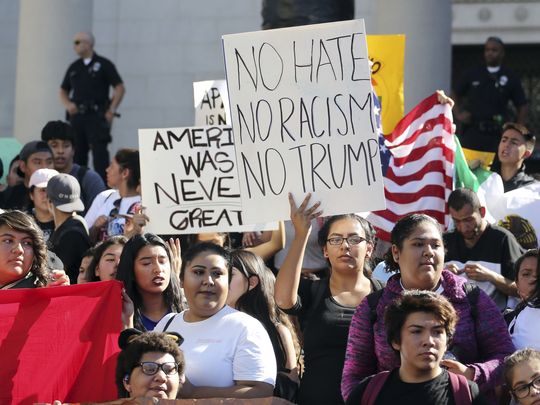 Các học sinh phản đối tổng thống đắc cử Donald Trump. Ảnh: AP