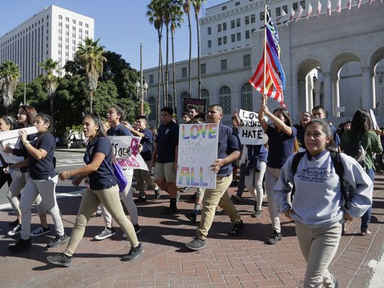 Học sinh tuần hành ở Los Angeles. Ảnh: AP