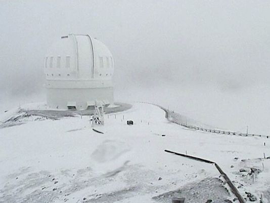 
Tuyết phủ tr&ecirc;n đỉnh Mauna Kea. Ảnh: AP
