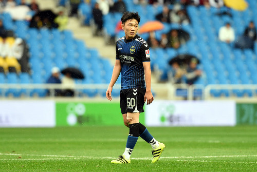 HLV Hữu Thắng trực tiếp xem Xuân Trường đá 71 phút ở K-League