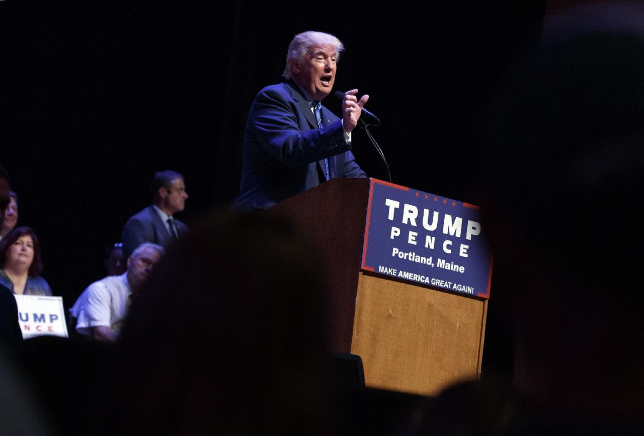 Ông Trump bất ngờ thừa nhận đã “dựng chuyện”