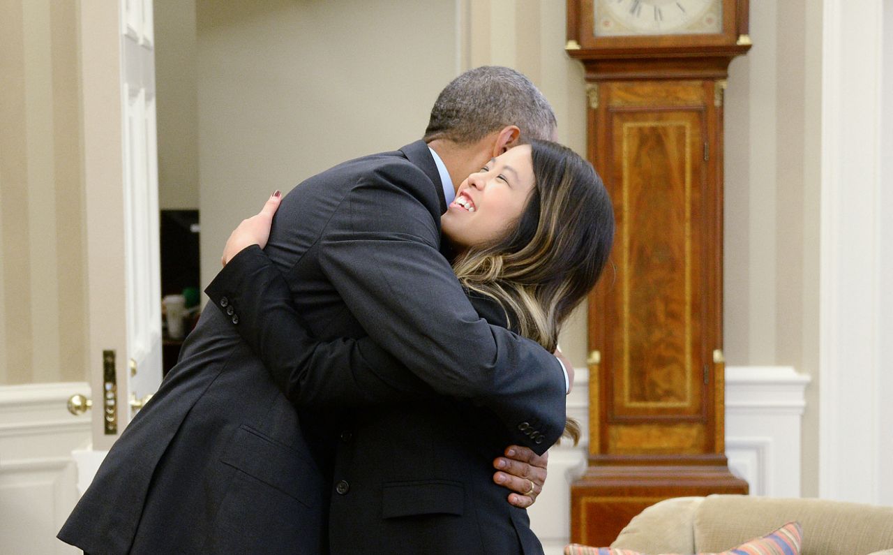 Nina Pham và Tổng thống Obama tại Nhà Trắng. Ảnh: AP