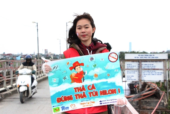 Dầm mình trong giá rét kêu gọi "Thả cá đừng thả túi nilon"