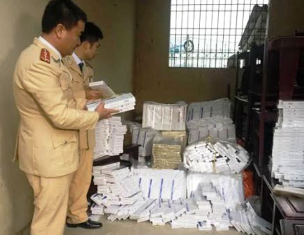 Xe tải chở gần 10.000 bao thuốc lá lậu