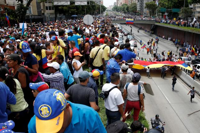 Biểu tình nổ ra khắp Venezuela