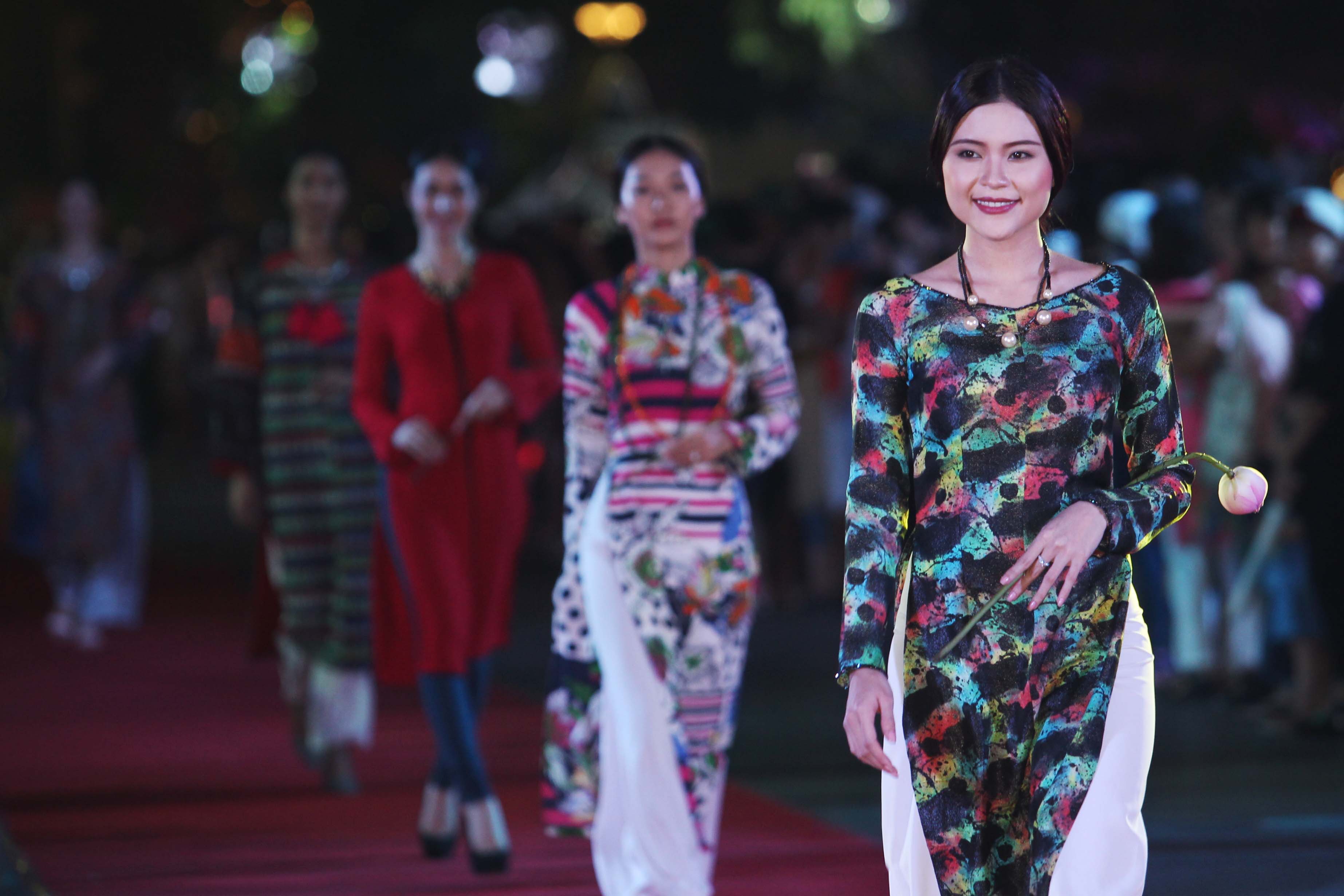 Trình diễn thời trang áo dài trên phố đi bộ Nguyễn Huệ