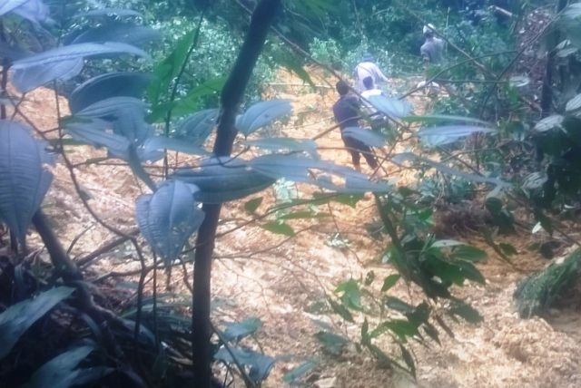 Điểm sạt lở nằm gọn trên đất Nghệ An, cách thôn Chiềng Cà 2 khoảng 12 - 15 km đường rừng
