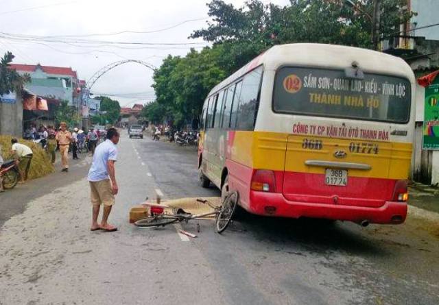 Xe buýt cán chết 1 người đàn ông đi xe đạp