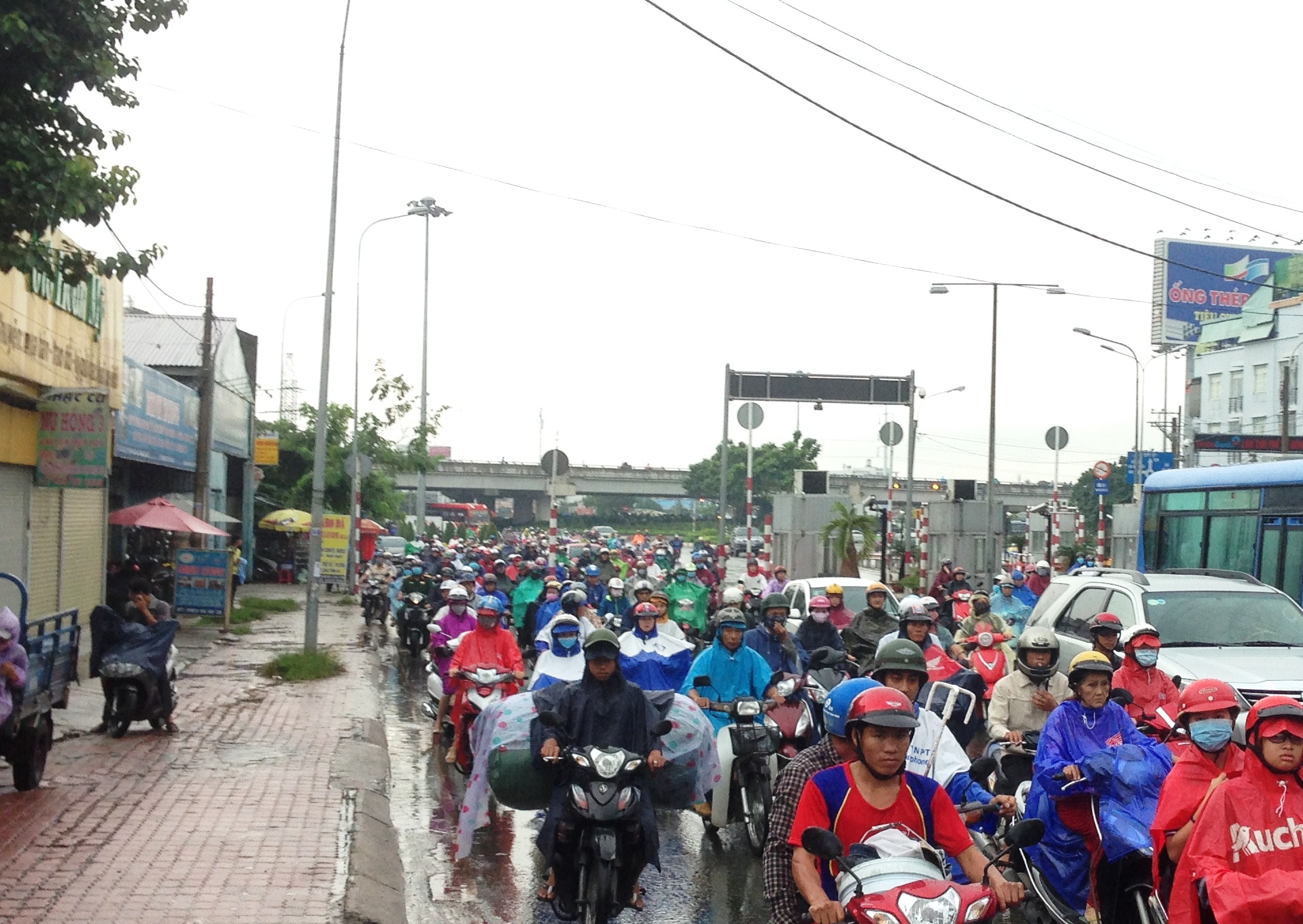 
Lượng phương tiện li&ecirc;n tục dồn đến từ Quốc lộ 13, đường Phạm Văn Đồng đều bị &ugrave;n lại tại ch&acirc;n cầu B&igrave;nh Triệu 2
