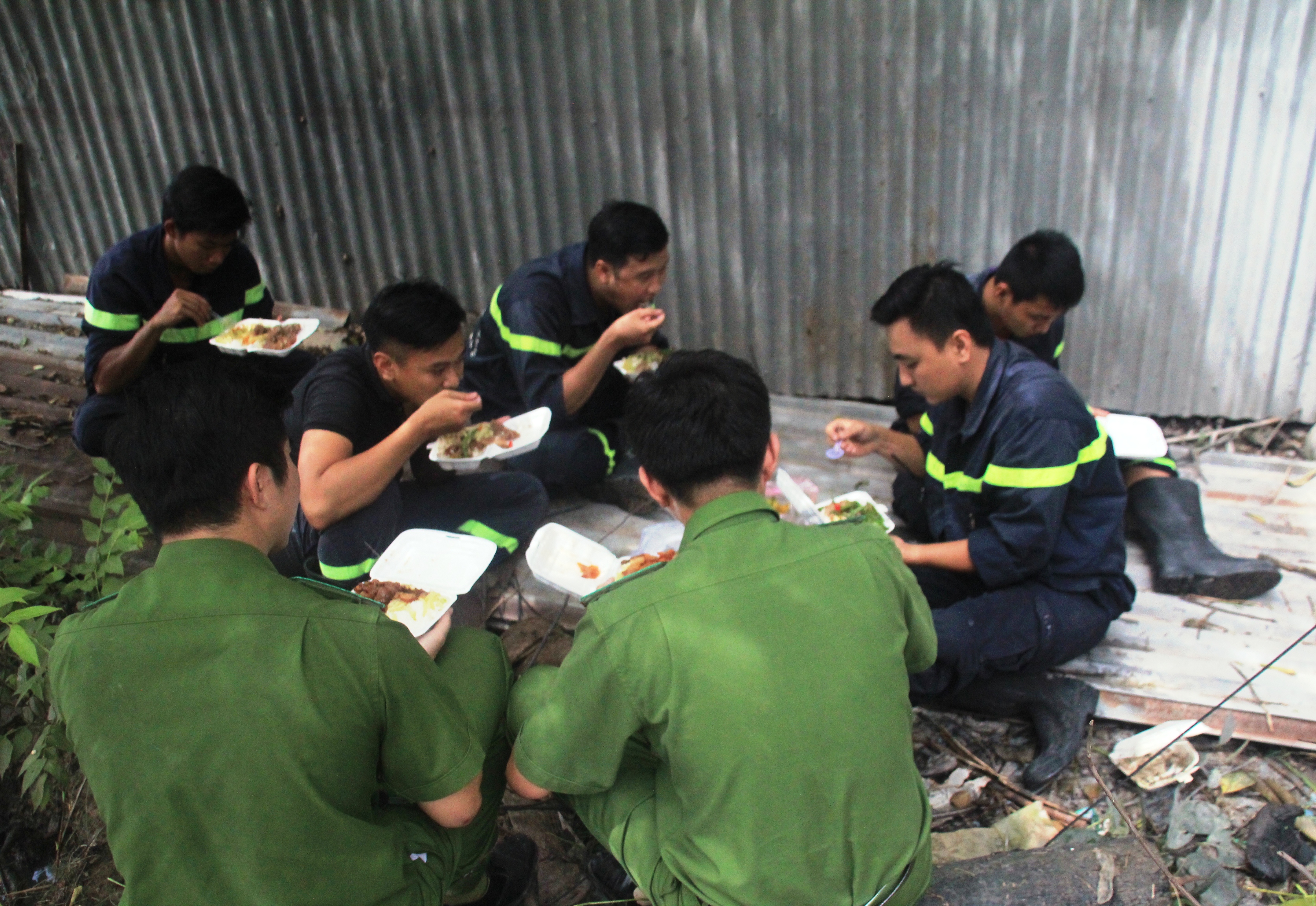 C&aacute;c chiến sĩ PCCC phải ăn tạm bữa trưa tại hiện trường