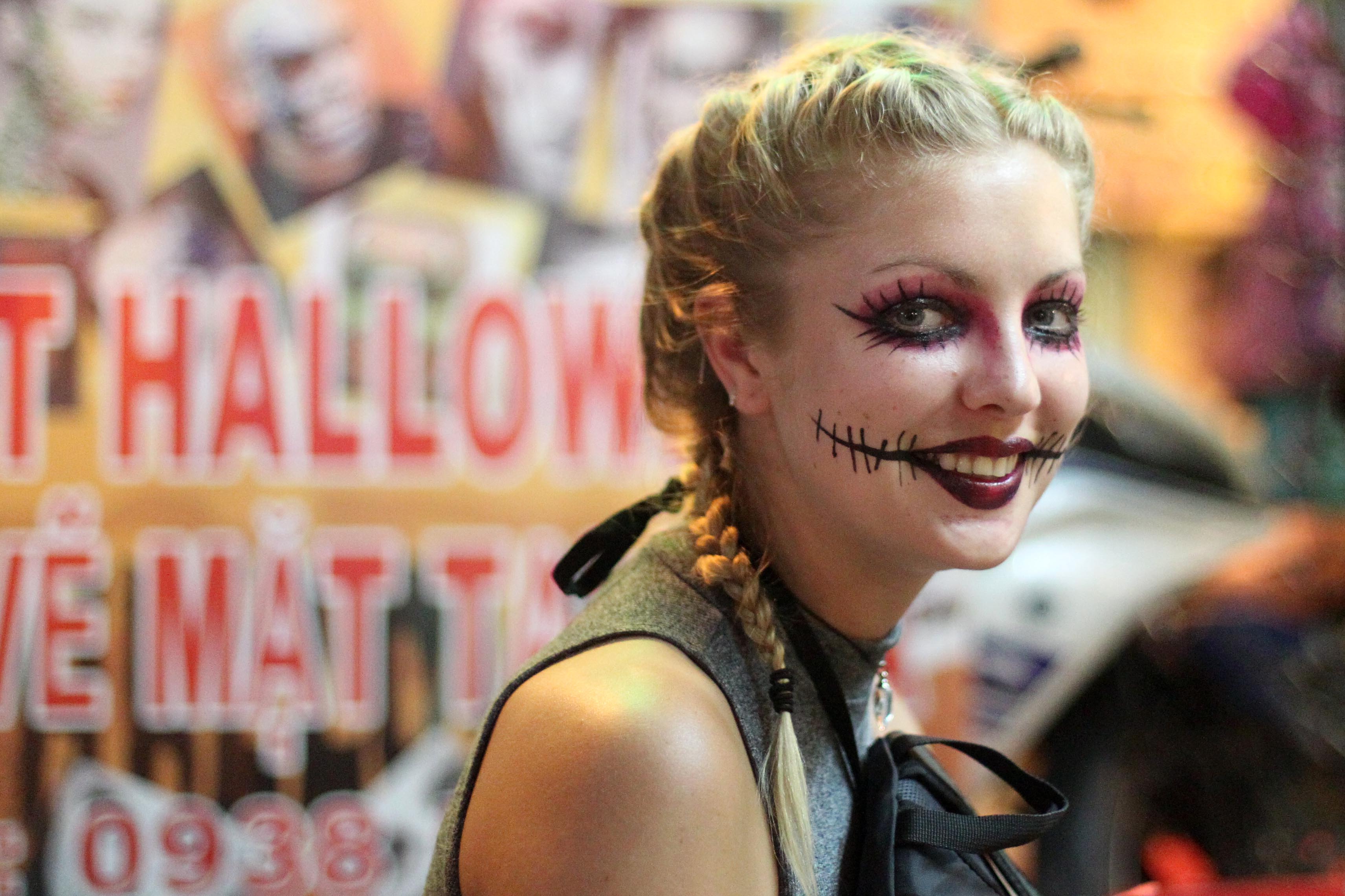 
Một du kh&aacute;ch nước ngo&agrave;i c&ugrave;ng h&oacute;a trang tham gia Halloween.
