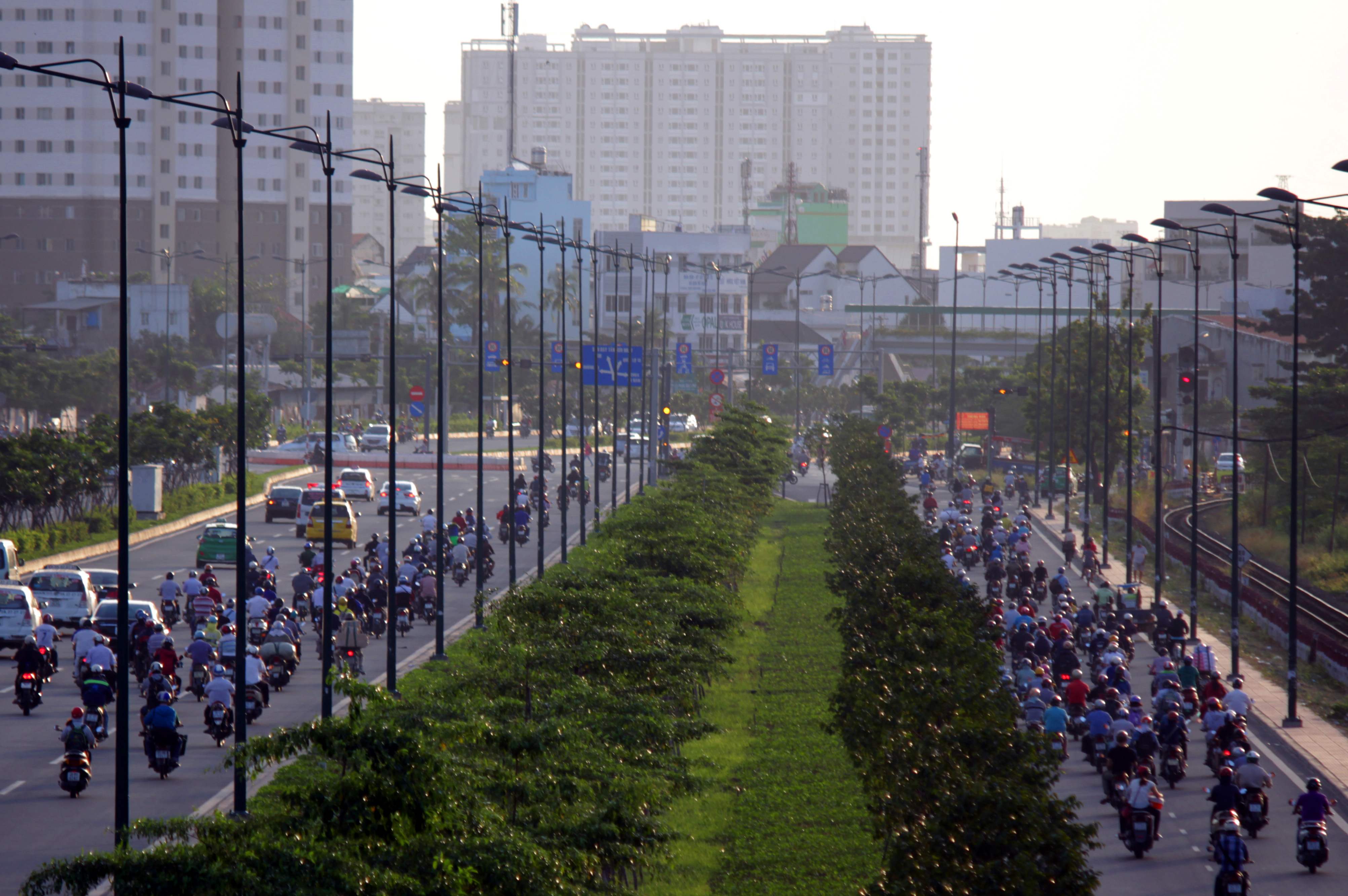V&agrave;o những giờ cao điểm, nhiều xe m&aacute;y thản nhi&ecirc;n băng đường, cắt đầu &ocirc; t&ocirc;, chạy loạn xạ hết c&aacute;c l&agrave;n tr&ecirc;n đường Phạm Văn Đồng hết sức nguy hiểm nhưng chưa thấy cơ quan chức năng xử l&yacute; - Một người d&acirc;n sinh sống trong khu vực chia sẻ.