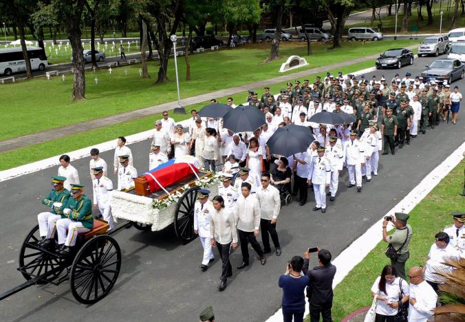 Lễ an táng ông Marcos được tổ chức bất ngờ vào sáng 18-11. Ảnh: Reuters