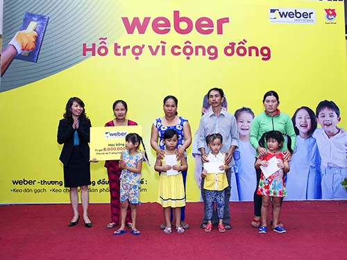 Mang niềm vui đến lớp học cho trẻ em ngoại thành