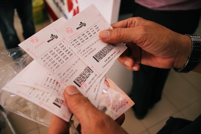 Kh&aacute;ch h&agrave;ng kiểm tra cẩn thận từng d&atilde;y số đ&atilde; chọn.
