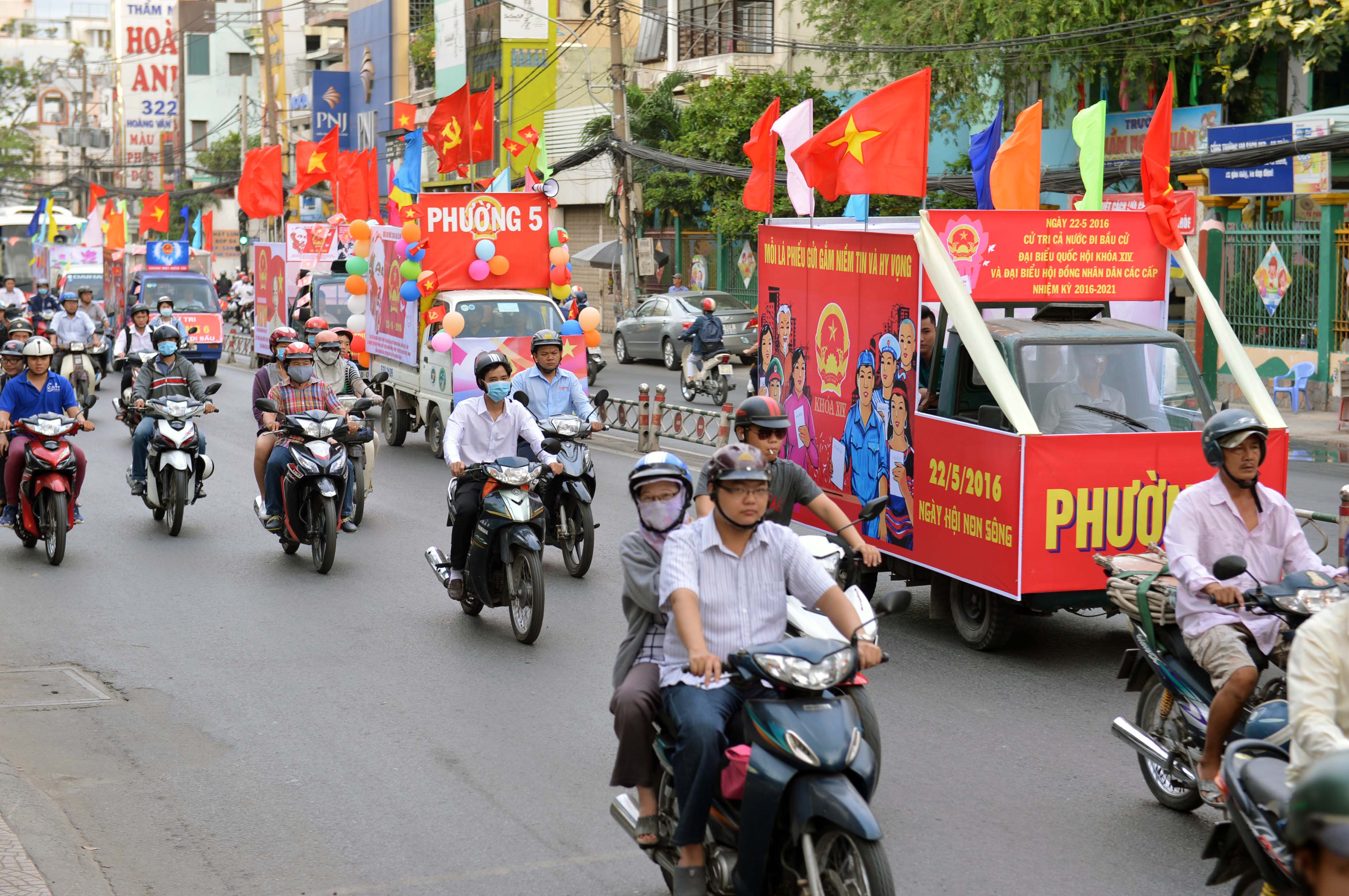 Đường phố TP.HCM rực rỡ trước ngày bầu cử