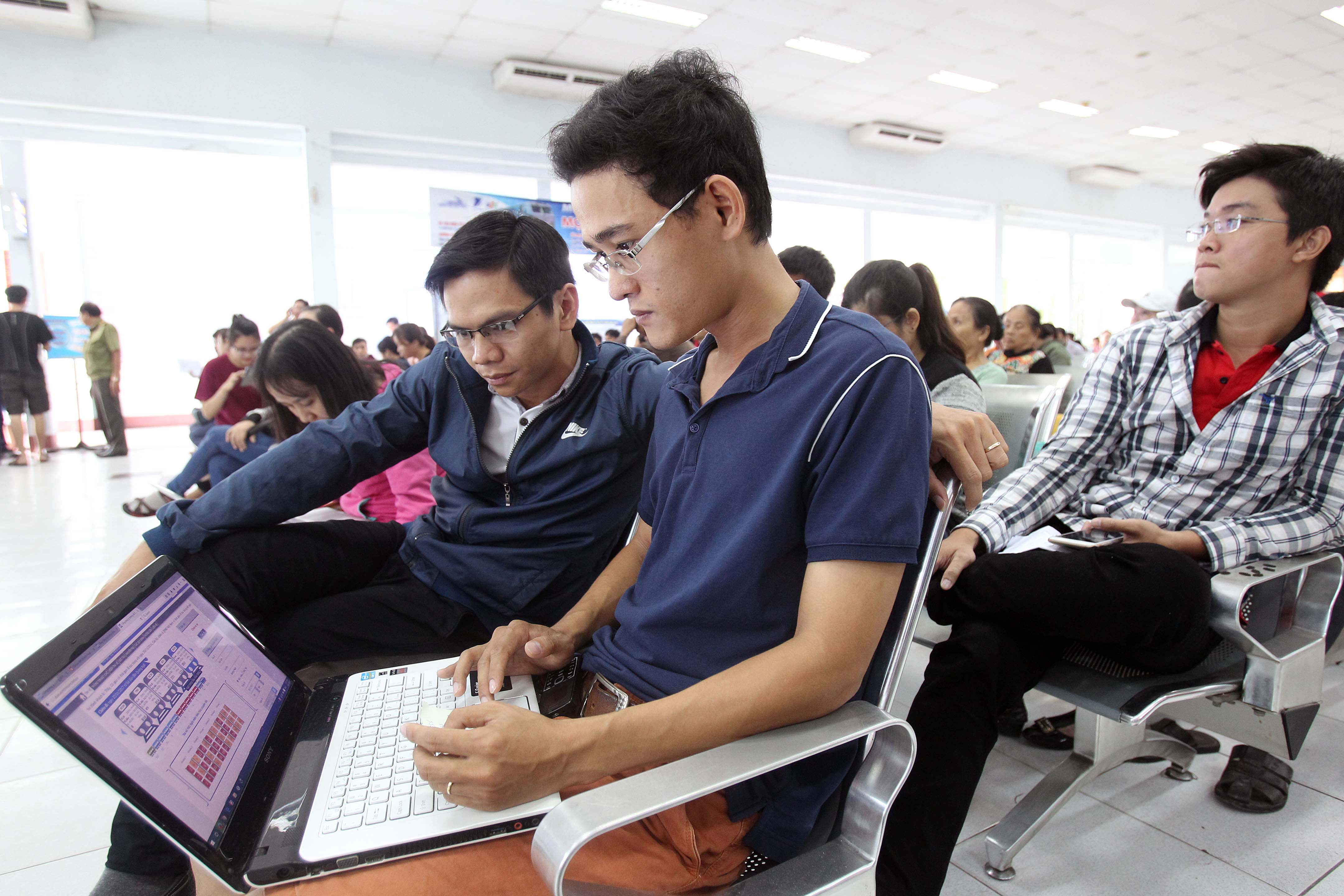 
Nhiều người mang cả laptop để tiện việc đặt v&eacute;
