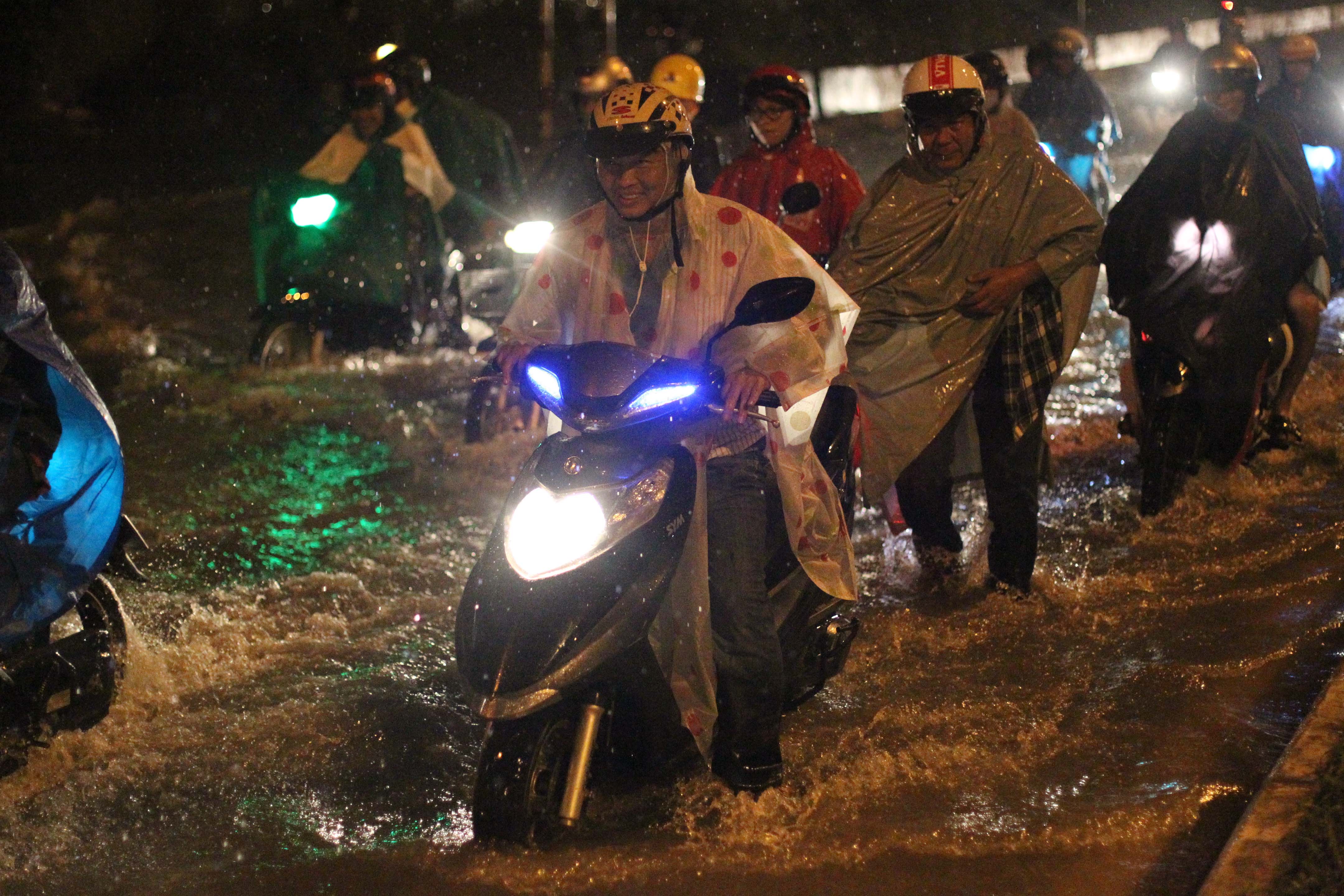Dù là chủ nhật nhưng lượng người di chuyển qua tuyến đường này vẫn rất đông