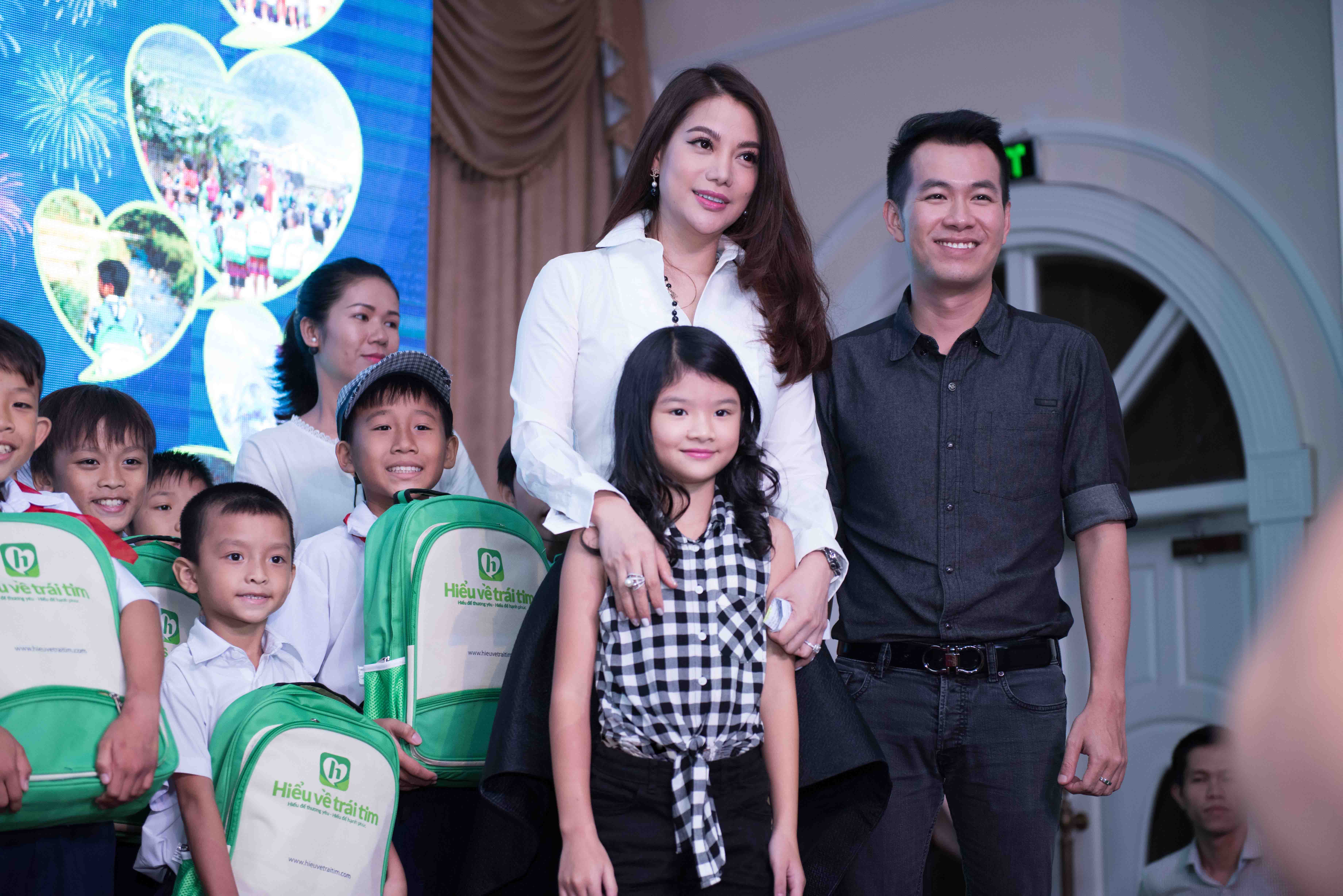 Trương Ngọc Ánh đưa con gái từ thiện dịp Trung thu