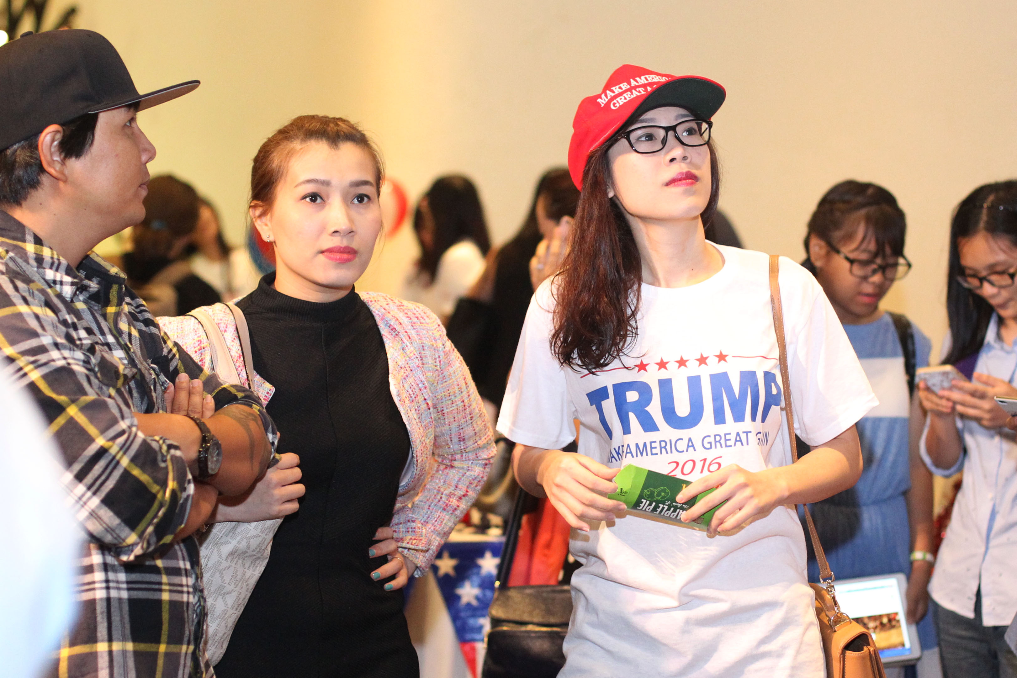 Một cô gái ủng hộ ông Trump