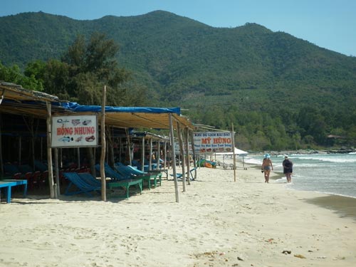 Lấn chiếm bãi biển để kinh doanh