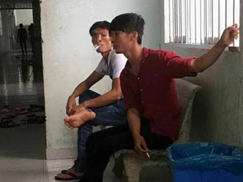 Vẫn vô tư hút thuốc lá nơi công cộng!