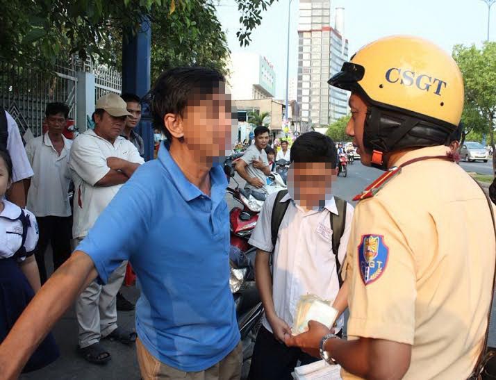 Phạm luật giao thông bị thôi học 1 tuần: Hai quan điểm trái chiều