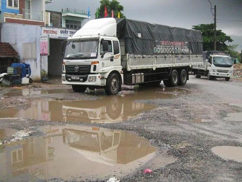 Xe né trạm thu phí quần nát đường làng