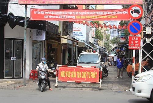 Loay hoay dẹp chợ tự phát