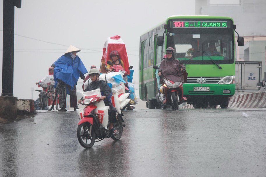 Hiểm họa rình rập ngay chân cầu