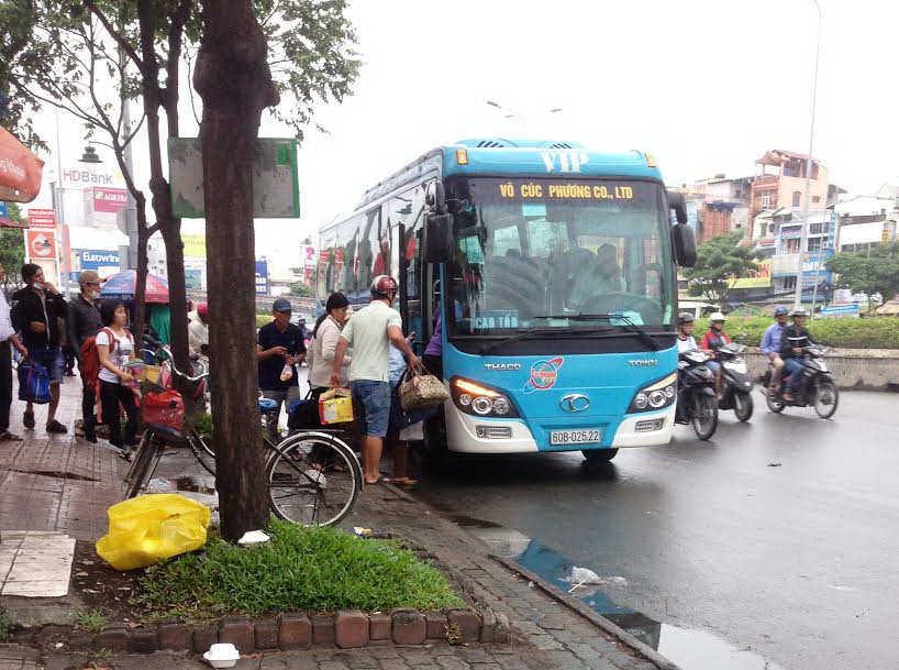 “Bến cóc, xe dù” công khai dưới bảng cấm