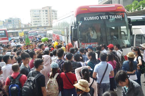 
H&agrave;nh kh&aacute;ch l&ecirc;n xe tại Bến xe Mỹ Đ&igrave;nh
