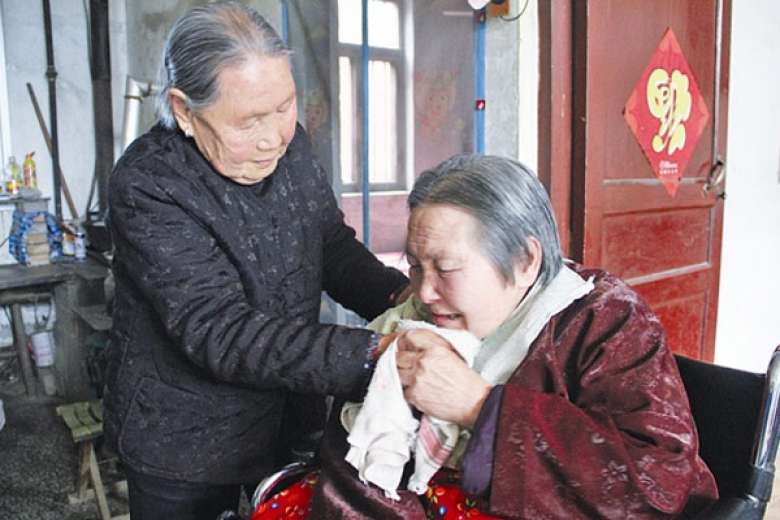Bà Sun Yincong (trái) đã chăm sóc con dâu bị liệt gần 27 năm. Ảnh: China Daily