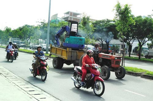 Xe công nông “dạo” phố