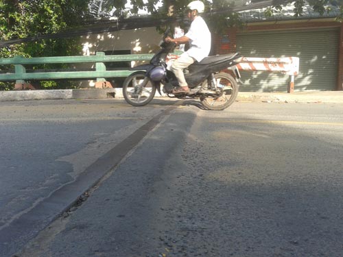 Mặt cầu gồ ghề như bậc thang