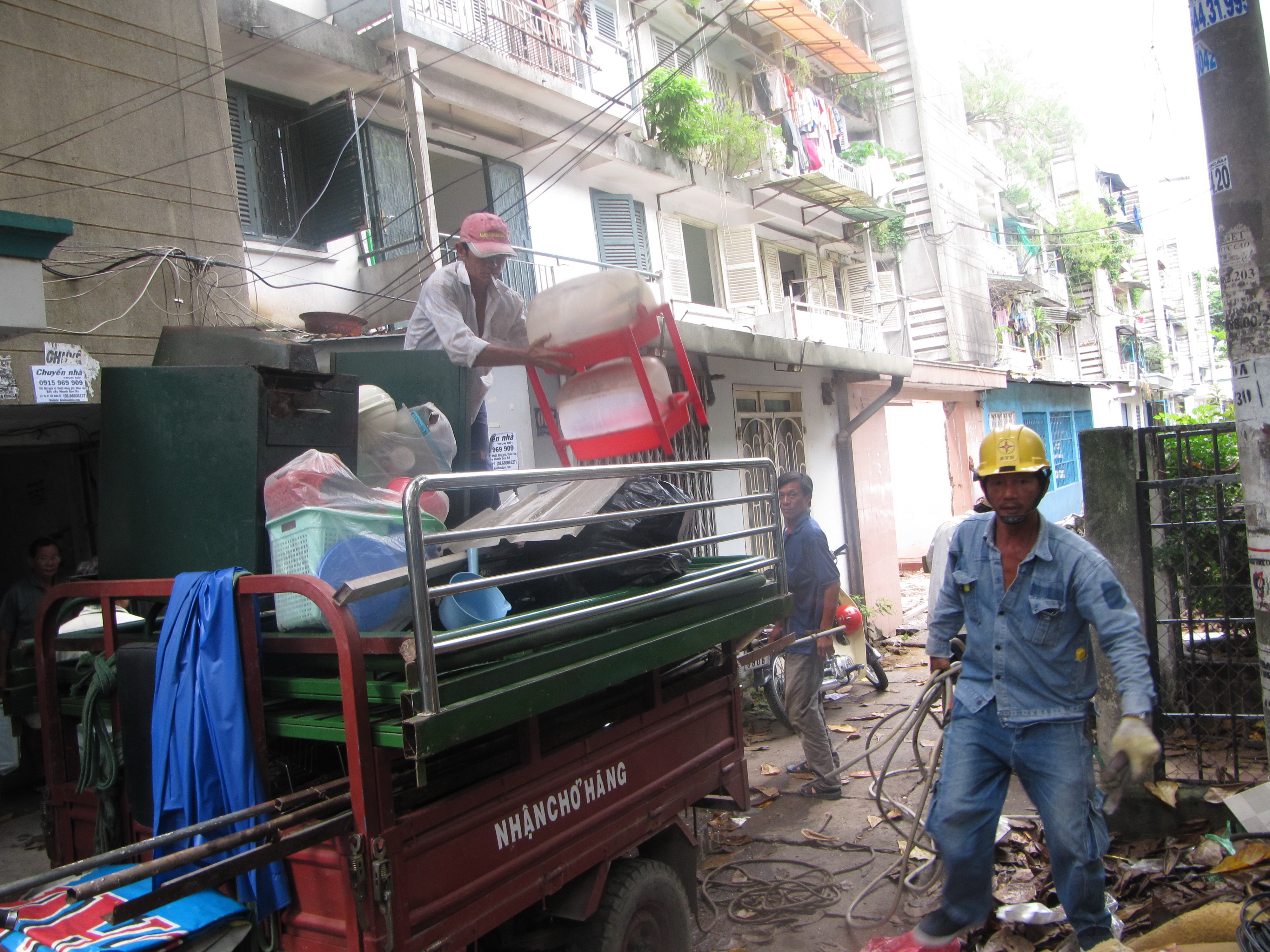 Đường ra v&agrave;o nh&agrave; của người d&acirc;n bị chia cắt