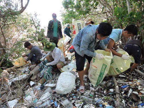 Côn Đảo “nhức đầu” vì rác