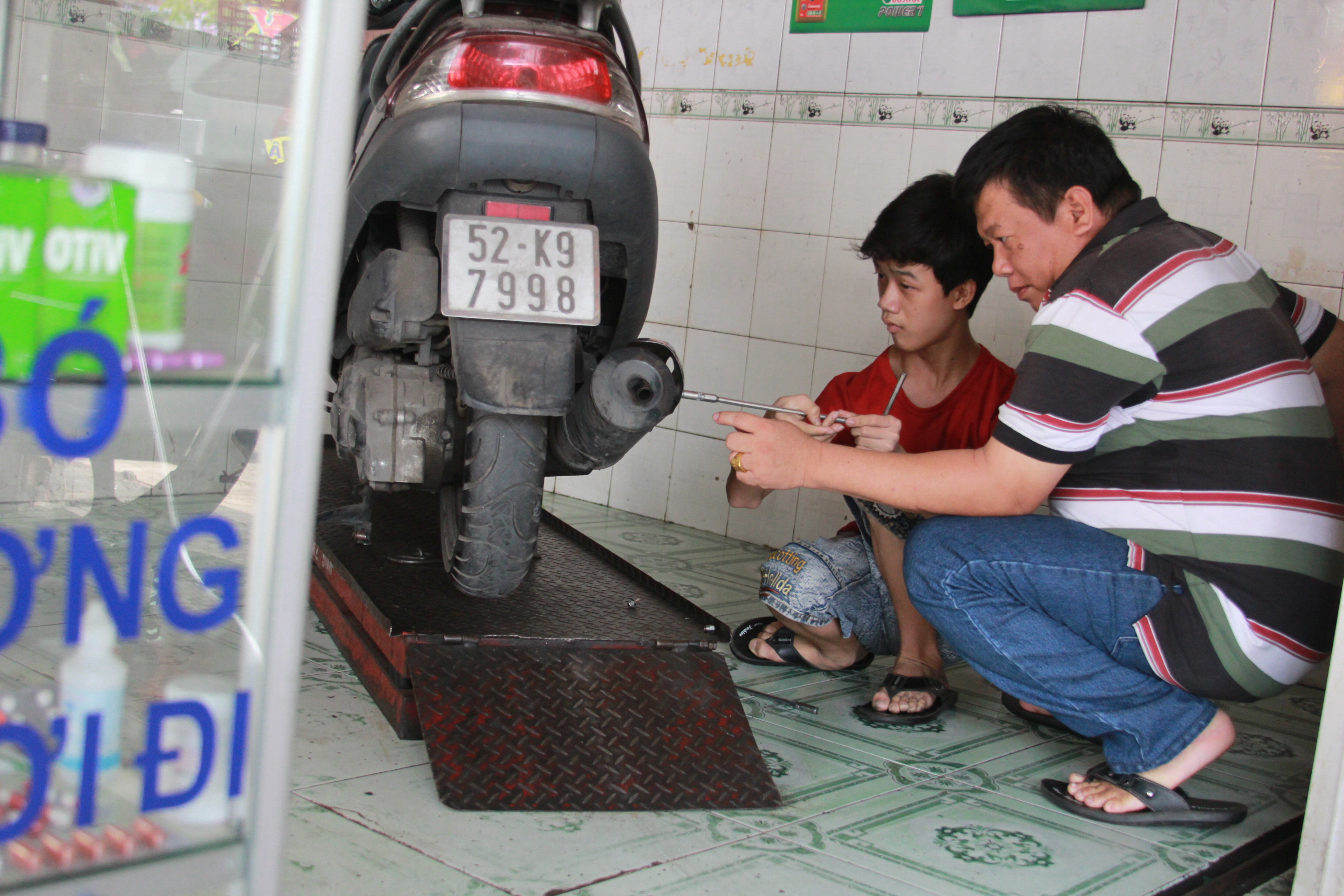 Thầm lặng giúp người