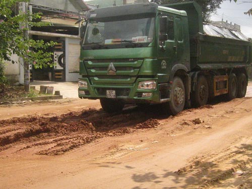 Xe chở cát băm nát đường