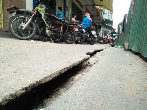 Thi công hệ thống thoát nước gây nứt đường