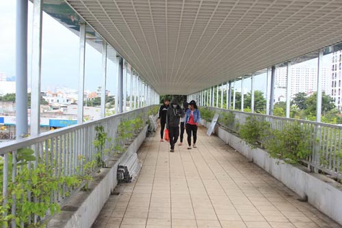 Lắp mái che trên cầu bộ hành