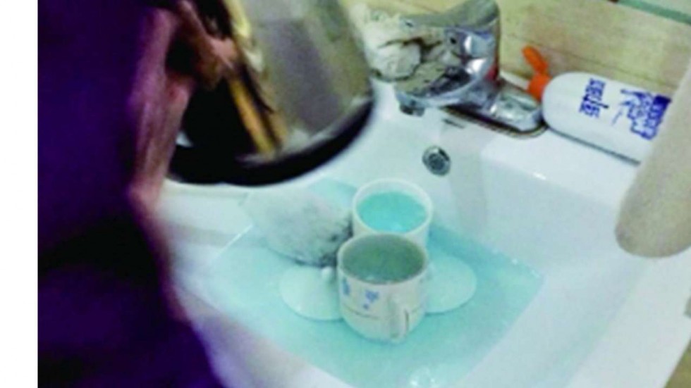 Trung Quốc: Rửa tách trà cho khách bằng... nước tẩy bồn cầu