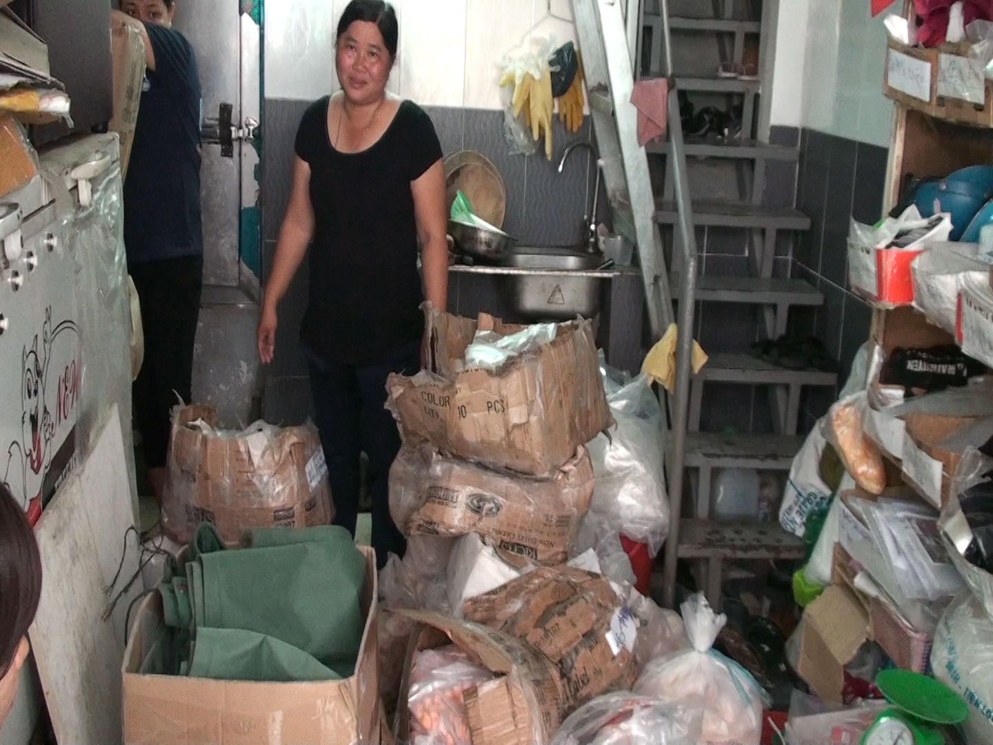 Đầy kho tôm, chả cá, mực “đểu” ở TP HCM