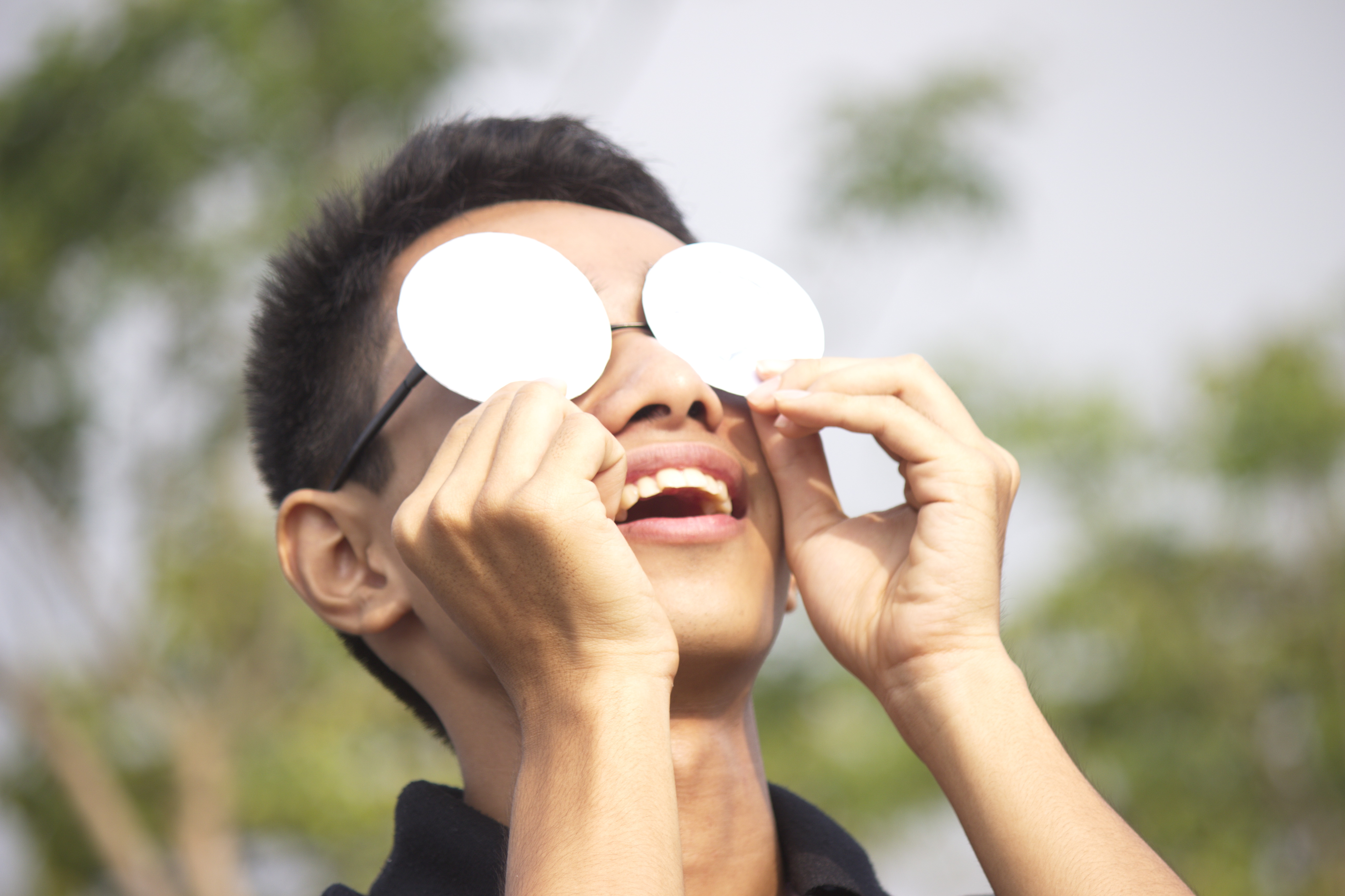 Giới trẻ Sài Gòn hào hứng ngắm nhật thực