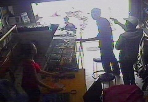 Truy tìm 2 kẻ táo tợn dùng súng cướp cửa hàng ĐTDĐ