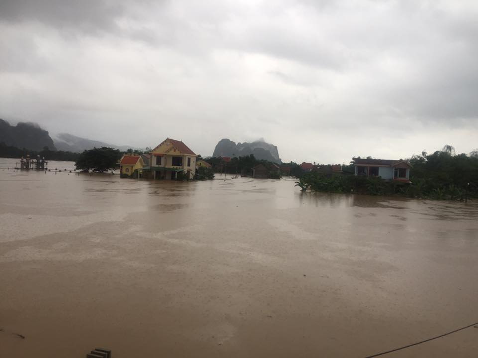 Người d&acirc;n v&ugrave;ng rốn lũ Văn H&oacute;a bị ngập - ảnh Lương Duy Cường