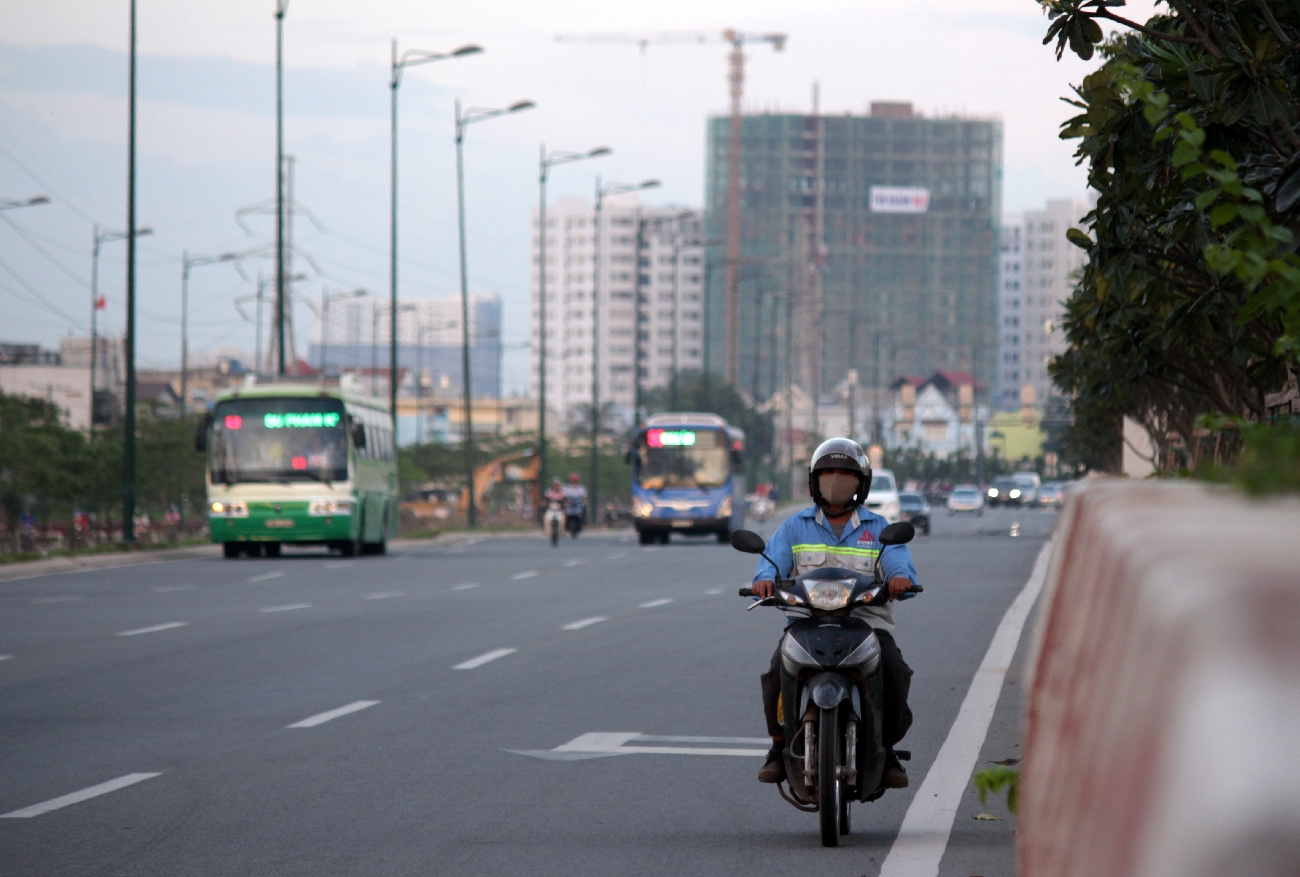 Tại khu vực giao lộ Phạm Văn Đồng - đường 25, xe m&aacute;y thường xuy&ecirc;n cắt mặt &ocirc; t&ocirc;, chạy v&agrave;o l&agrave;n đường trong c&ugrave;ng để chuẩn bị rẽ tr&aacute;i. Trong ảnh: Một người đ&agrave;n &ocirc;ng chạy lẻ loi trong l&agrave;n đường &ocirc; t&ocirc; trong c&ugrave;ng.