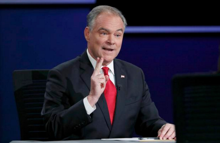 ... và đó là thượng nghị sĩ Tim Kaine, phó tướng của bà Hillary Clinton trong chiến dịch tranh cử. Ảnh: CBS NEWS
